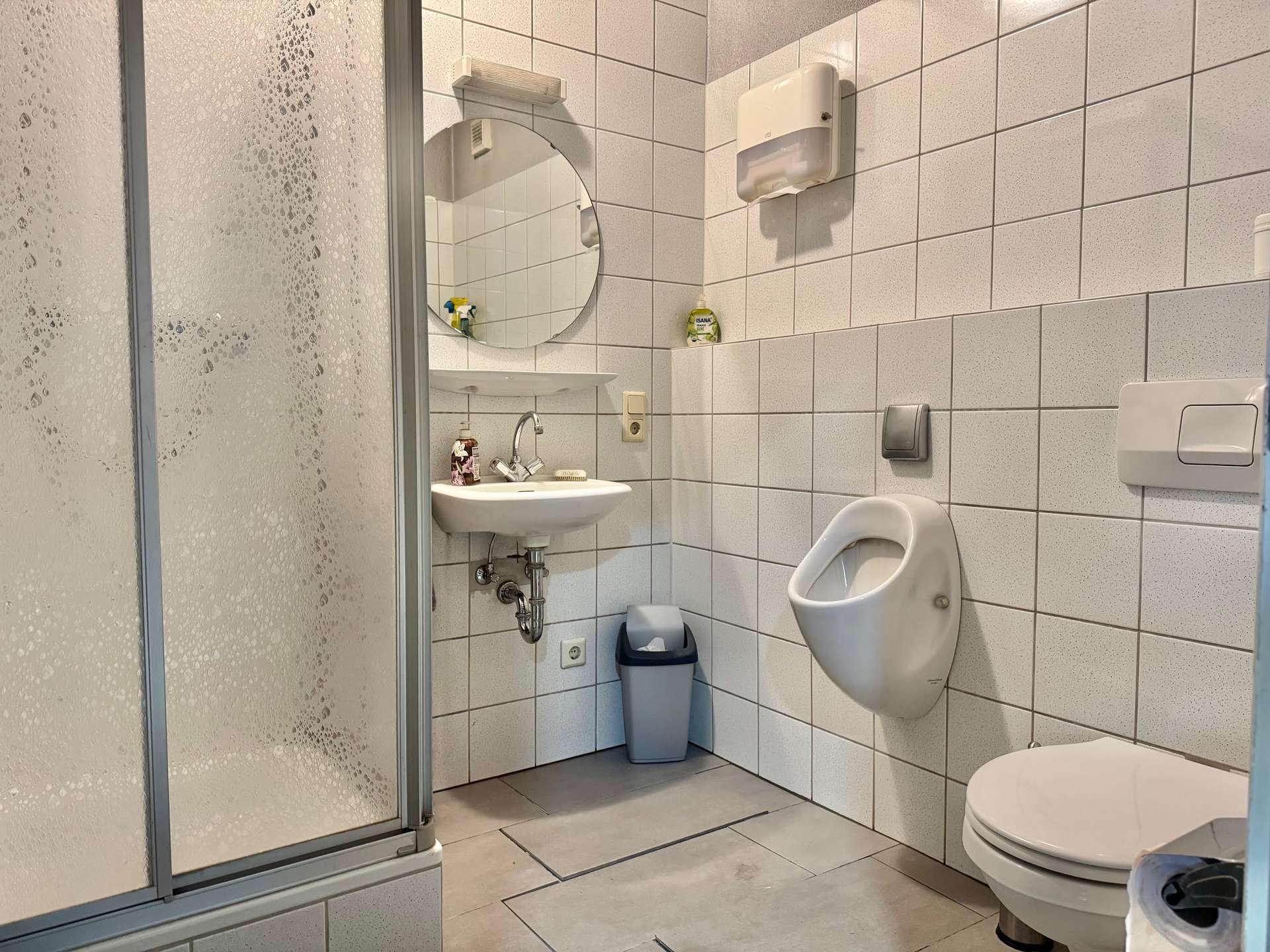 Halle, Hochlager, gro&szlig;er &uuml;berdachter Unterstand, Freifl&auml;che, B&uuml;ro etc. - alles vorhanden